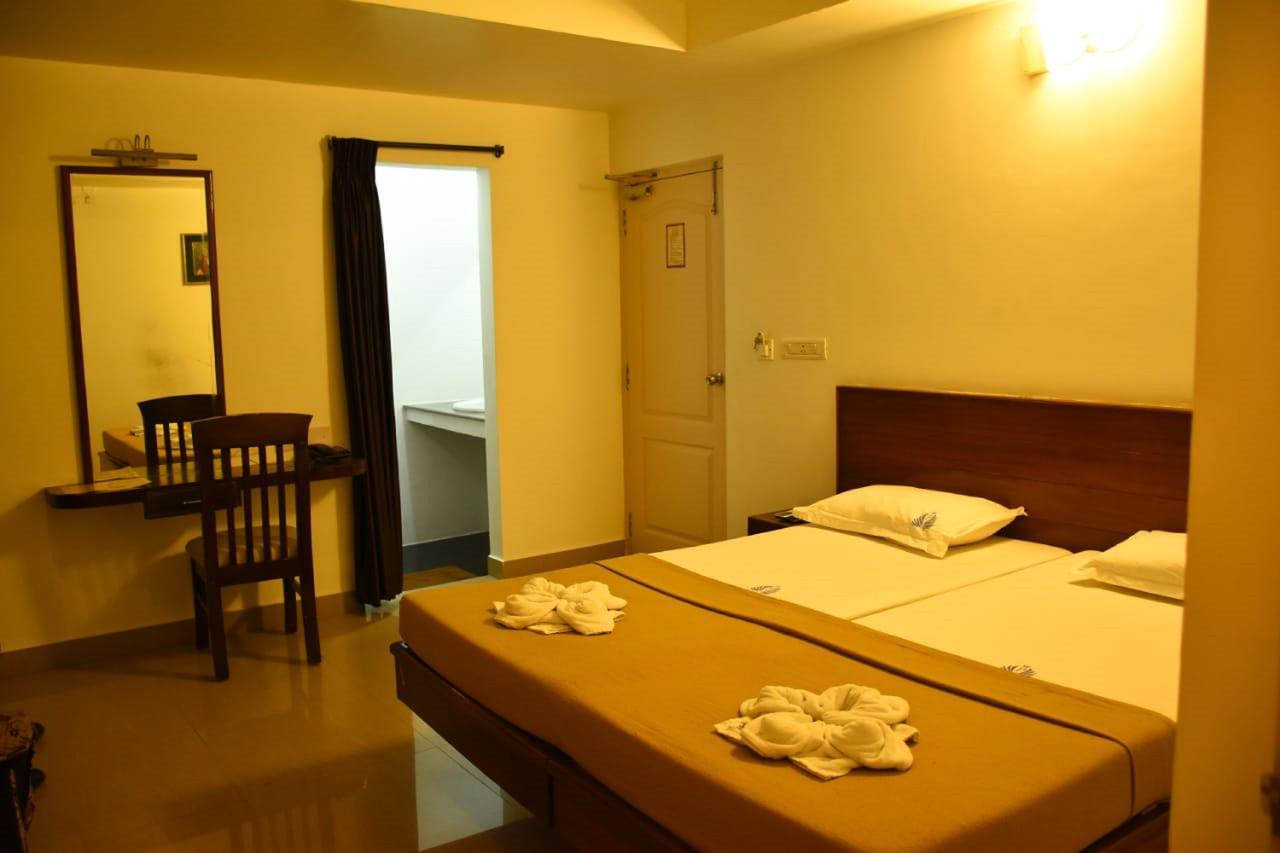 Hotel Palacial Pondi Puduccseri Kültér fotó