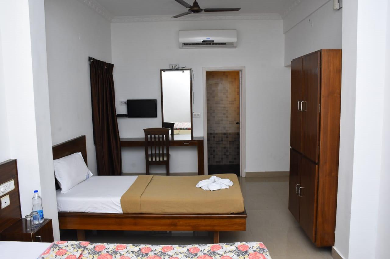 Hotel Palacial Pondi Puduccseri Kültér fotó